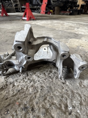 VAG 8W0399296E Кронштейн передней балки в наличии Николаев