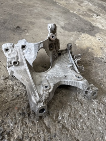 Кронштейн передней балки 8W0399296E VAG