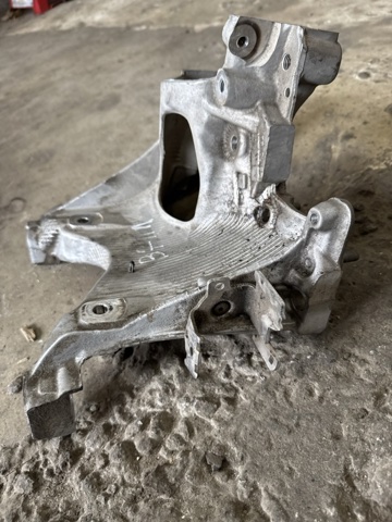 8W0399296E VAG Кронштейн передней балки купить в Каменское