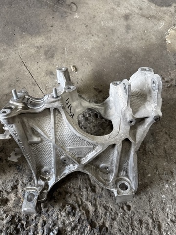 8W0399296E VAG Кронштейн передней балки купить в Одесса