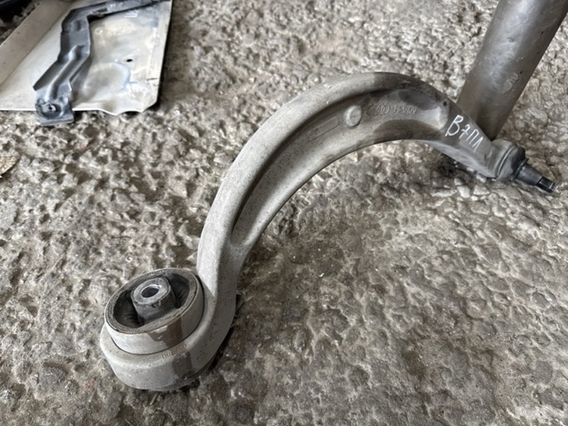 Рычаг передней подвески нижний левый 8W0407693B VAG