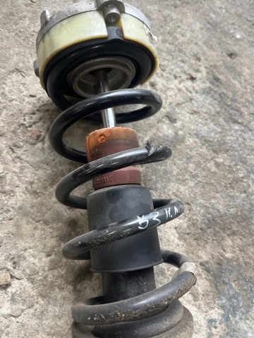 Пружина передней подвески 8W0411105JG VAG