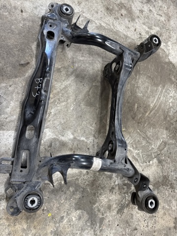 Балка задней подвески поперечная 8W0505235AK VAG