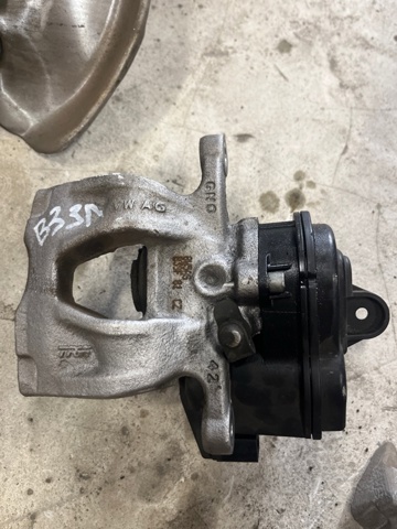 Задний левый суппорт 8W0615403 VAG