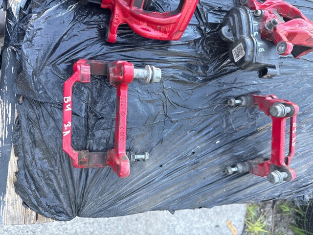Скоба суппорта заднего 8W0615425C VAG