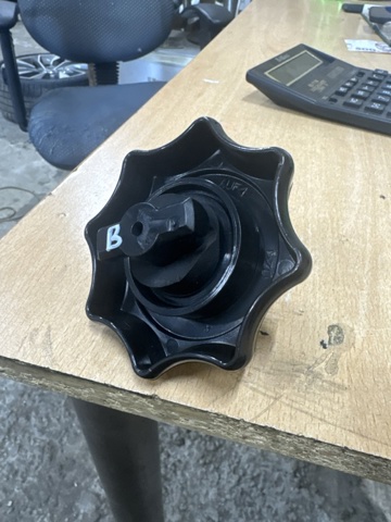 Болт креплення запасного колеса 8W0803899 VAG