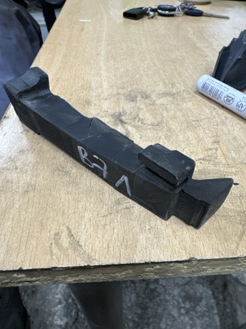 Энергопоглотитель переднего бампера 8W0807251A VAG