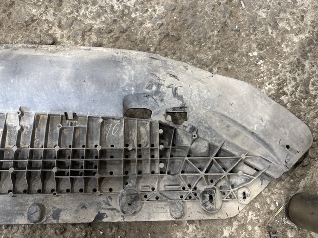 8W0807611F VAG Защита бампера переднего купить в Ирпень