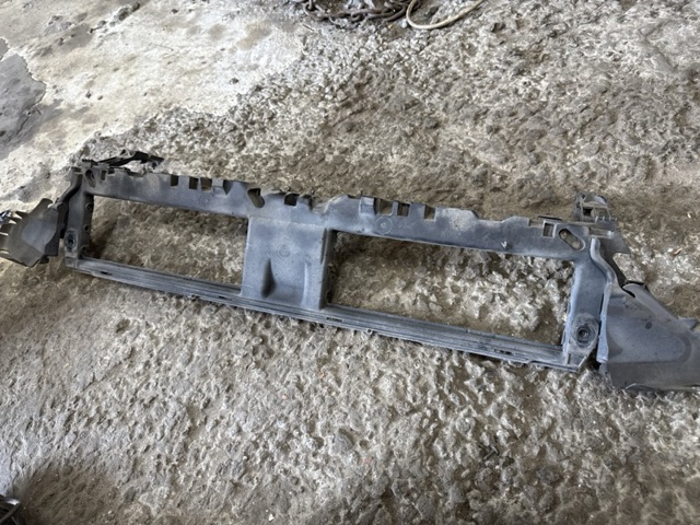 Кронштейн решетки радиатора 8W0807771 VAG