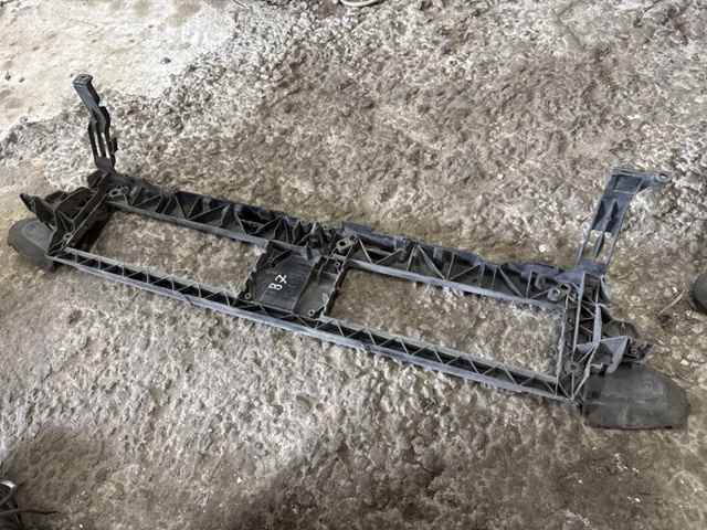 8W0807771 VAG Кронштейн решетки радиатора купить в Харьков