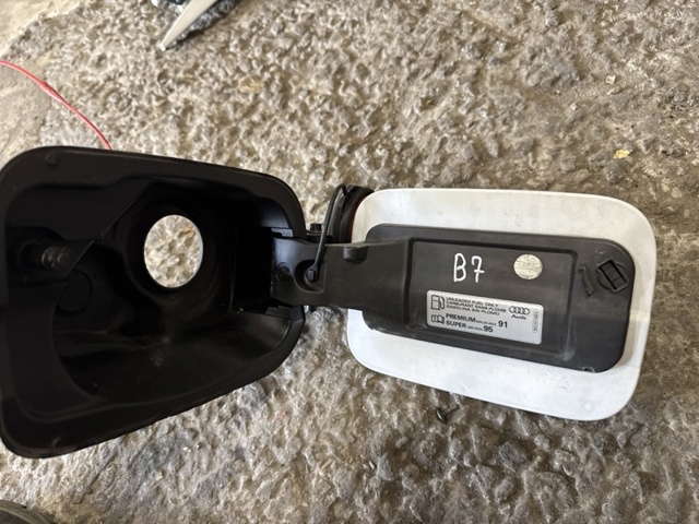 8W0809907BGRU VAG Лючок бензобака купить в Каменское