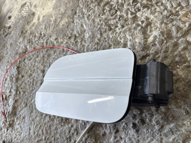 Лючок (дверца) бензобака 8W0809907BGRU VAG