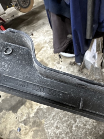 VAG 8W0820581C Заглушка жабо боковая в наличии Ровно