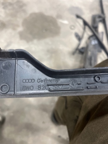 8W0820582C Заглушка жабо боковая купить Винница