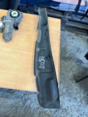 Уплотнитель крыла 8W0821112 VAG
