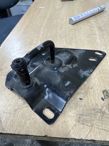 Стояк-крюк замка капота 8W0823186D VAG