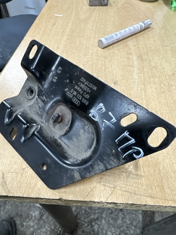 VAG 8W0823186D Стояк-крюк замка капота в наличии Днепр