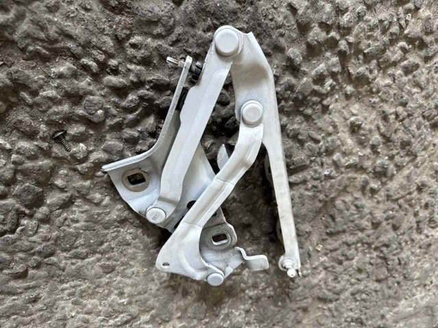 Правая петля капота  8W0823302D VAG