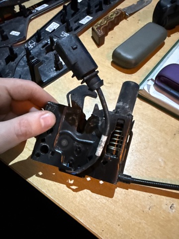 8W0823509B VAG Замок капота купить в Тернополь