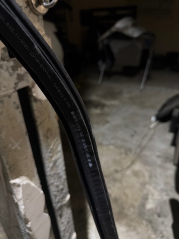 VAG 8W0831721C Уплотнитель двери передней (на кузове) в наличии Черновцы