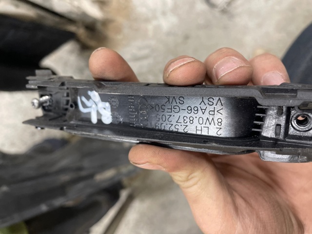 Наружная ручка левой двери 8W0837205 VAG