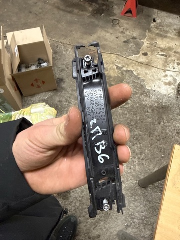 Внешняя ручка правой двери 8W0837206 VAG