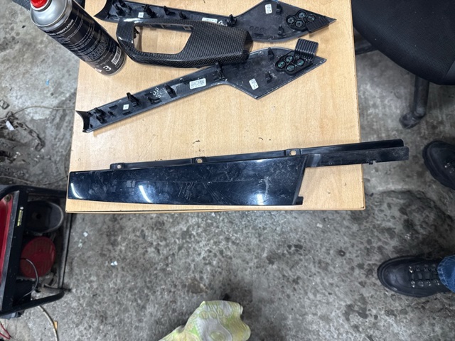Накладка двери передней правой вертикальная 8W0837902A5FQ VAG