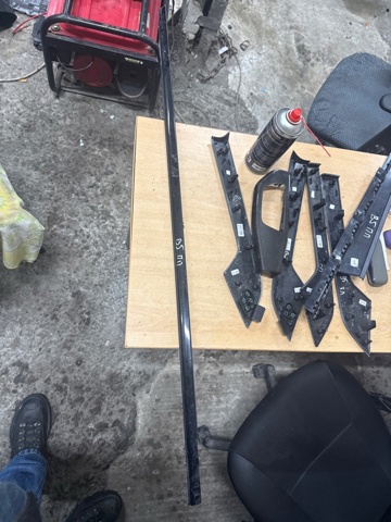 Уплотнитель стекла передней двери правой внешний 8W0853284DT94 VAG
