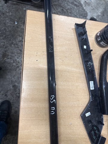 8W0853284DT94 VAG Уплотнитель стекла двери передней правой внешний (планка) купить в Ровно