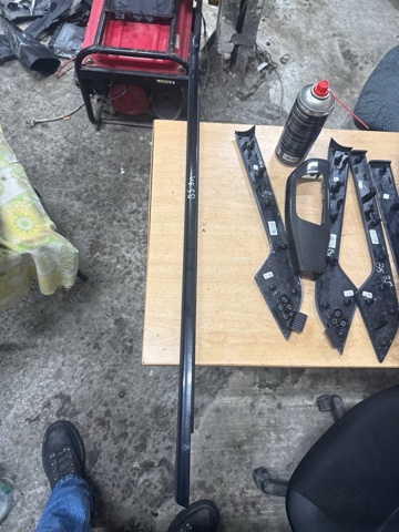 Уплотнитель стекла задней левой двери внешний 8W0853763DT94 VAG