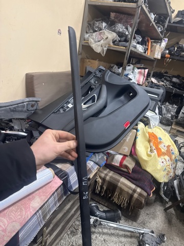 8W0854327C9B9 VAG Молдинг лобового стекла левый купить в Тернополь