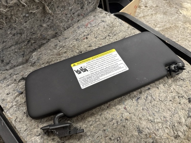 8W0857551AA7C0 VAG Солнцезащитный козырек купить в Ирпень