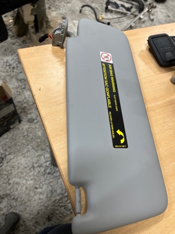 8W0857551BEA7 VAG Солнцезащитный козырек купить в Ужгород
