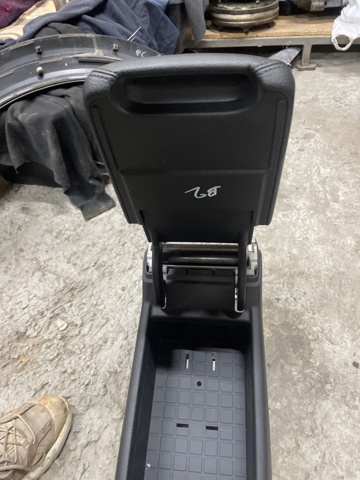 VAG 8W0864207H38M Кронштейн подлокотника в наличии Одесса