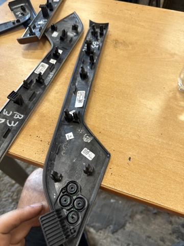 8W0867409AKIX5 VAG купить в Кривой Рог
