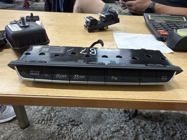 Блок кнопок центральной консоли 8W0925301BC5PR VAG