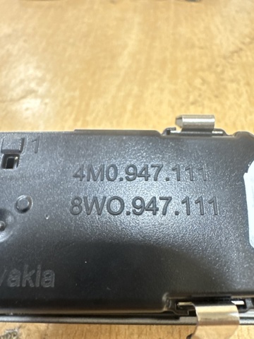 8W09471116PS VAG Плафон освещения салона (кабины) задний купить в Тернополь
