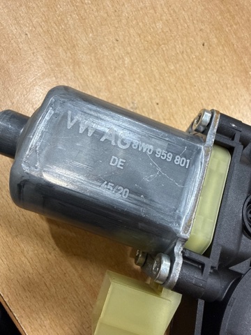 VAG 8W0959801 Мотор стеклоподъемника двери передней левой в наличии Сумы
