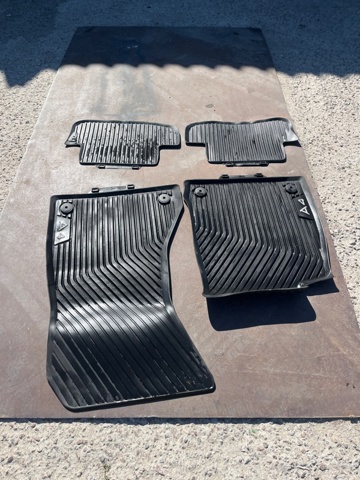 Резиновые коврики передние 8W1061501041 VAG