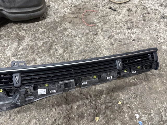 8W1820902D6PS Решетка вентиляции салона на "торпедо" купить Николаев