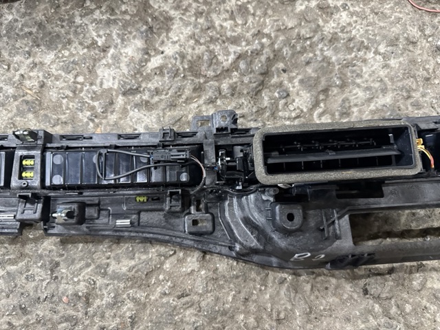 8W1820902D6PS VAG Решетка вентиляции салона на "торпедо" купить в Киев