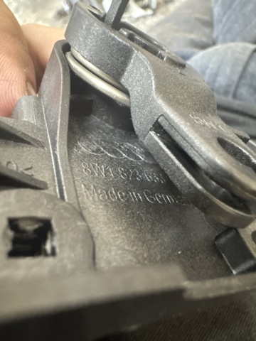 VAG 8W1823633C Кронштейн ручки открывания капота в наличии Полтава
