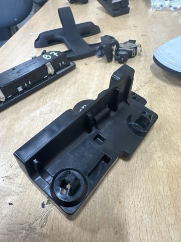 Кронштейн ручки открывания капота 8W1823633C VAG