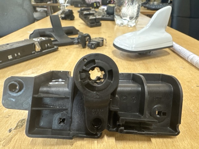 VAG 8W1823633C Кронштейн ручки открывания капота в наличии Кривой Рог
