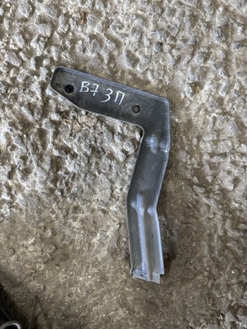 Крепление бамера правое 8W5807330A VAG