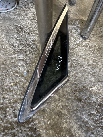 Стекло багажного отсека, правое 8W5845298HNVB VAG