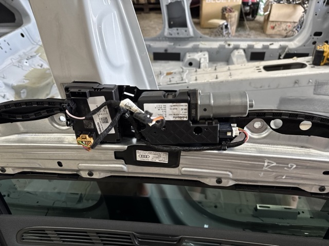VAG 8W5877071 Крышка люка крыши в наличии Кривой Рог