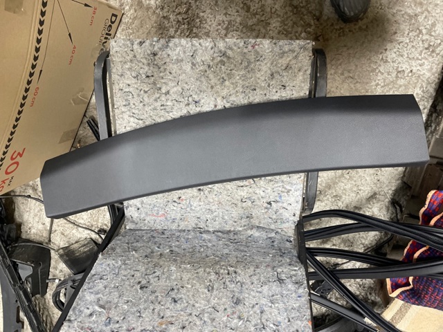 Пластик пятой двери 909005NA0A NISSAN