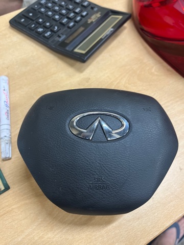 Подушка безопасности водителя 985105DC0A NISSAN