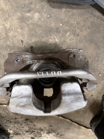 Скоба тормозного суппорта переднего A2054215400 MERCEDES